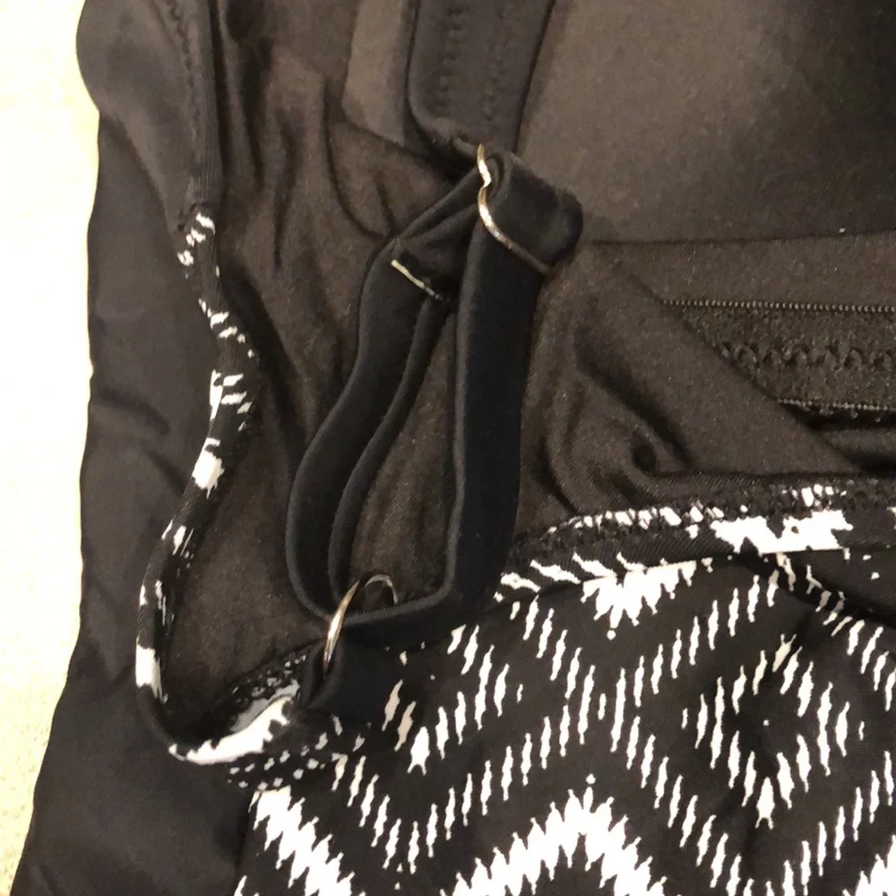 NWOT Black & White Women’s  Size 8 Swimsuit w/adj straps & removable bra pads.